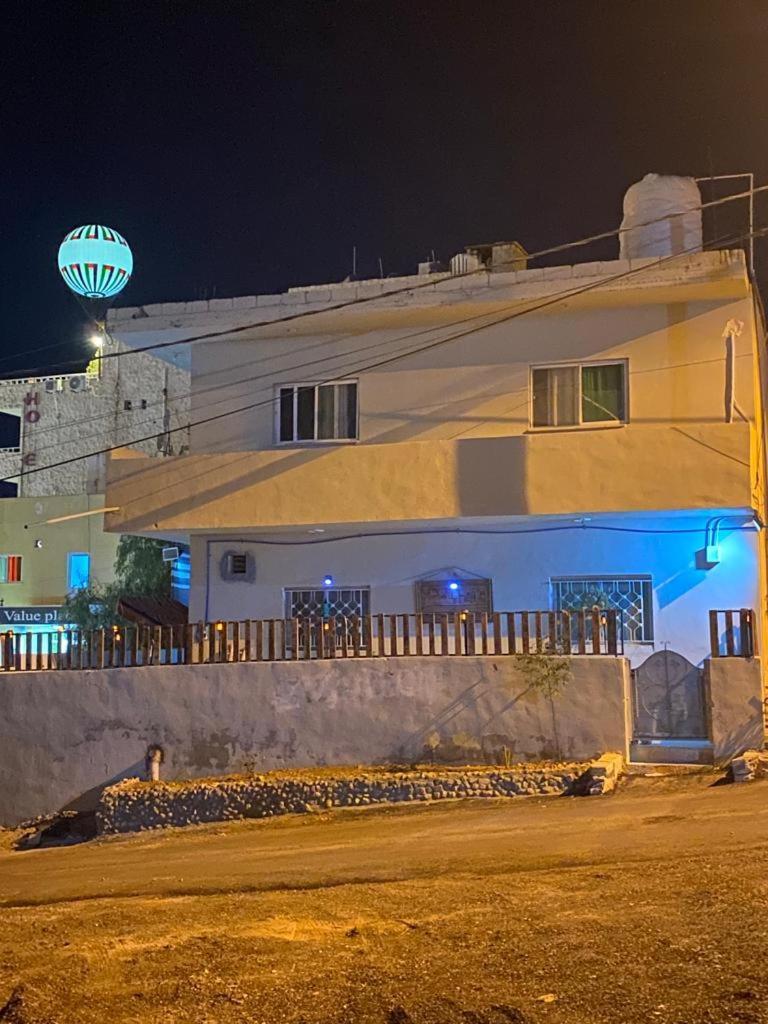 Its Your Choice Hostel ワディ・ムーサ エクステリア 写真