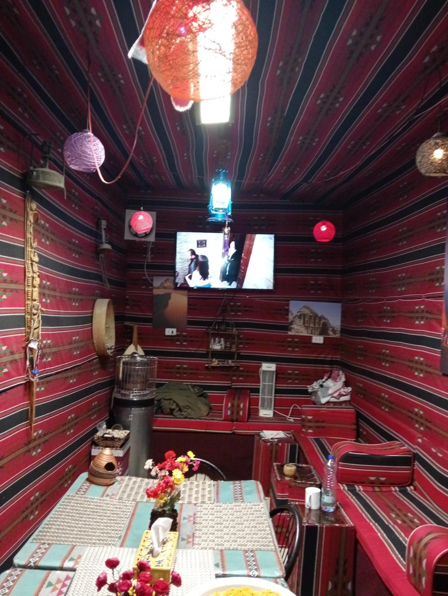 Its Your Choice Hostel ワディ・ムーサ エクステリア 写真